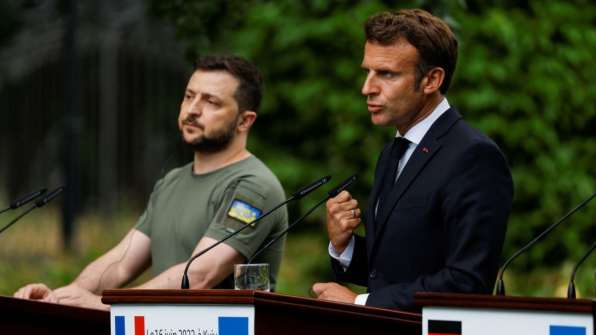 Čiré bláznovství, kritizuje francouzská opozice cestu Macrona na Ukrajinu
